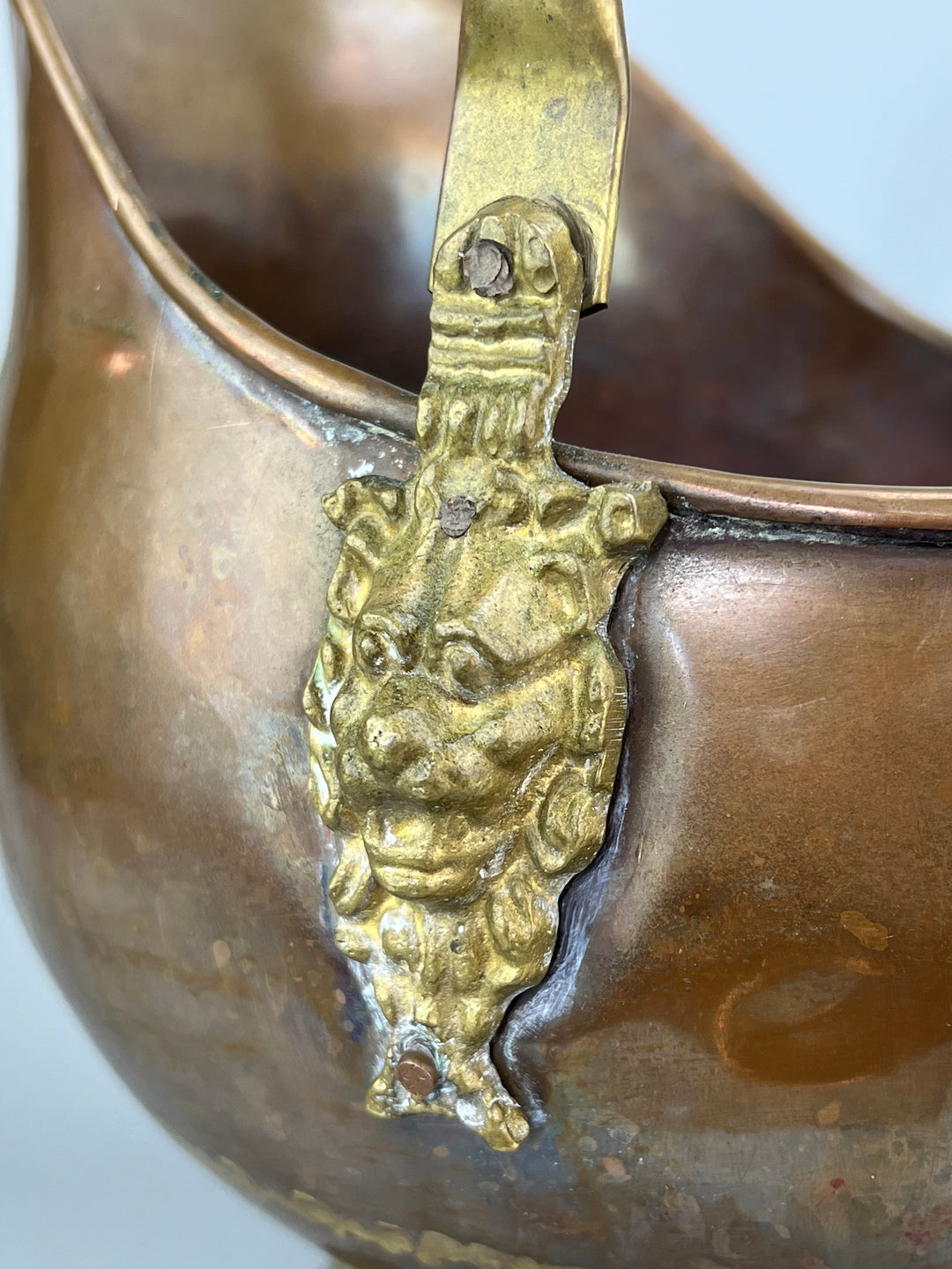 Versatoio in rame per carbone con manici in porcellana decorata