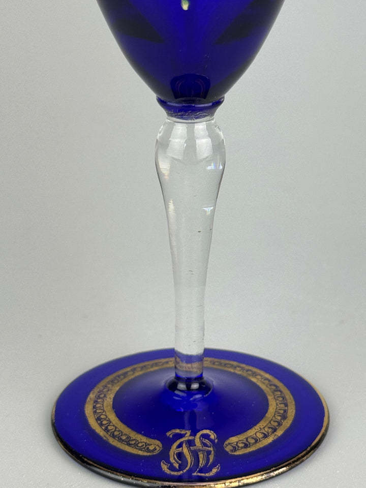 Coppia di calici vintage in vetro blu cobalto con decori dorati e floreali