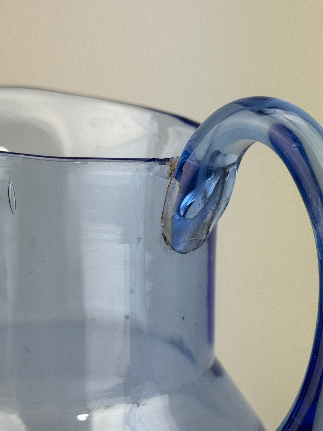 Brocca in vetro blu vintage