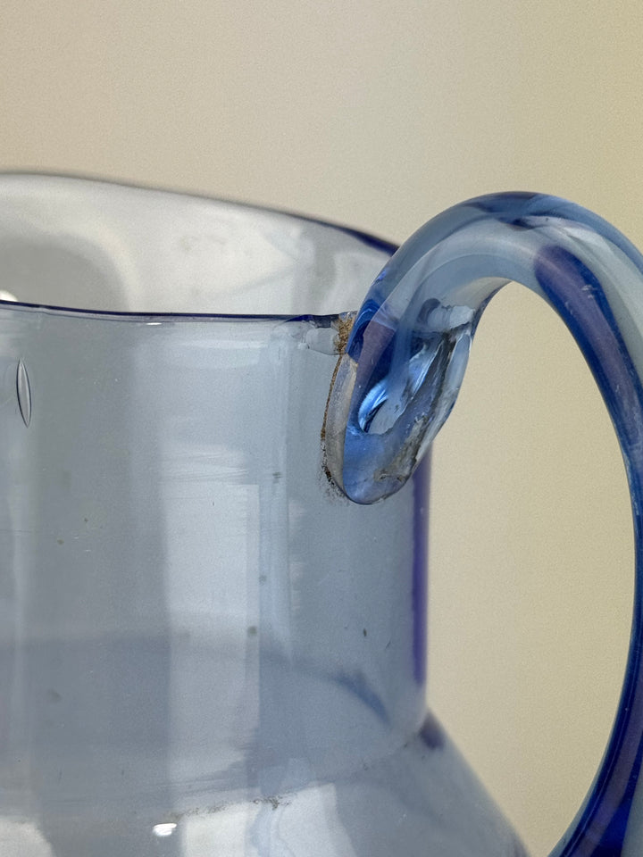 Brocca in vetro blu vintage