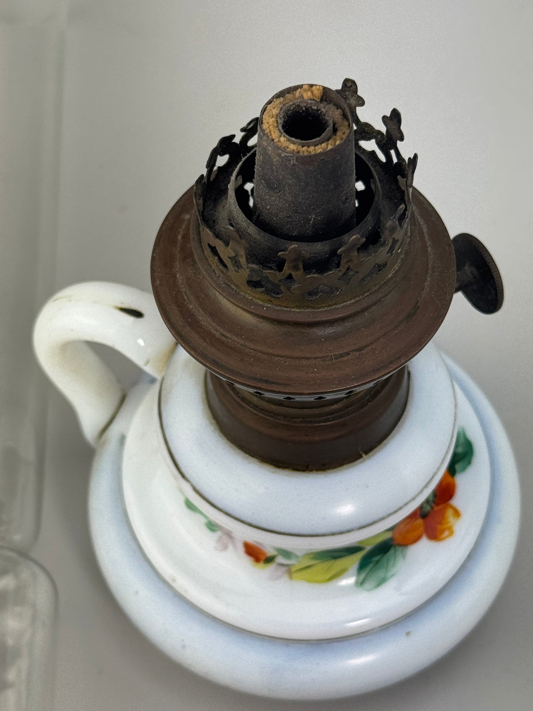 Lampada ad olio in vetro opalino decorato