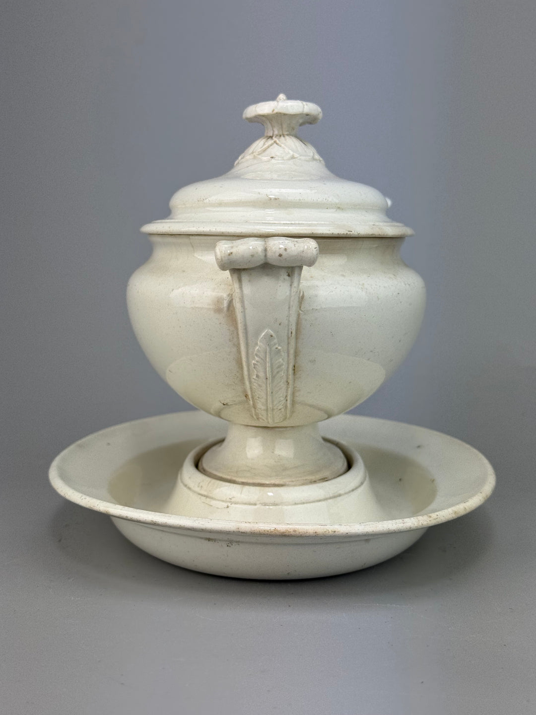 Zuppiera in ceramica Wedgwood bianca con cucchiaio vintage