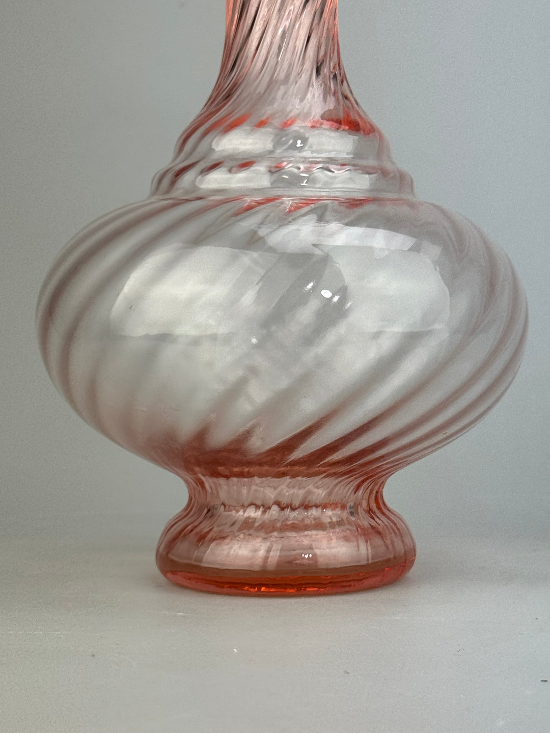 Vaso vintage in vetro rosa a spirale con bordo a fazzoletto
