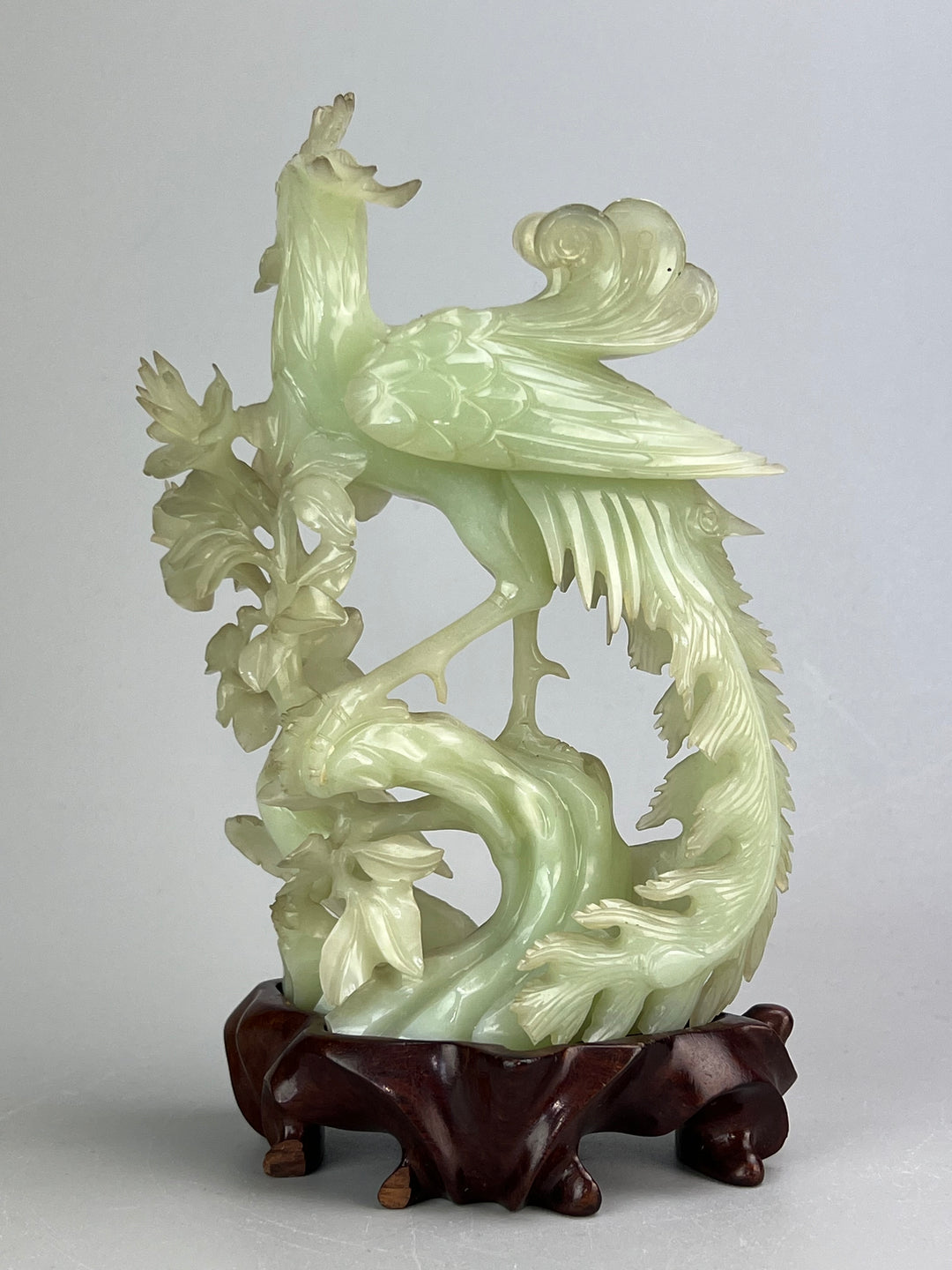Scultura orientale in giada, Fenice su base in legno intagliato