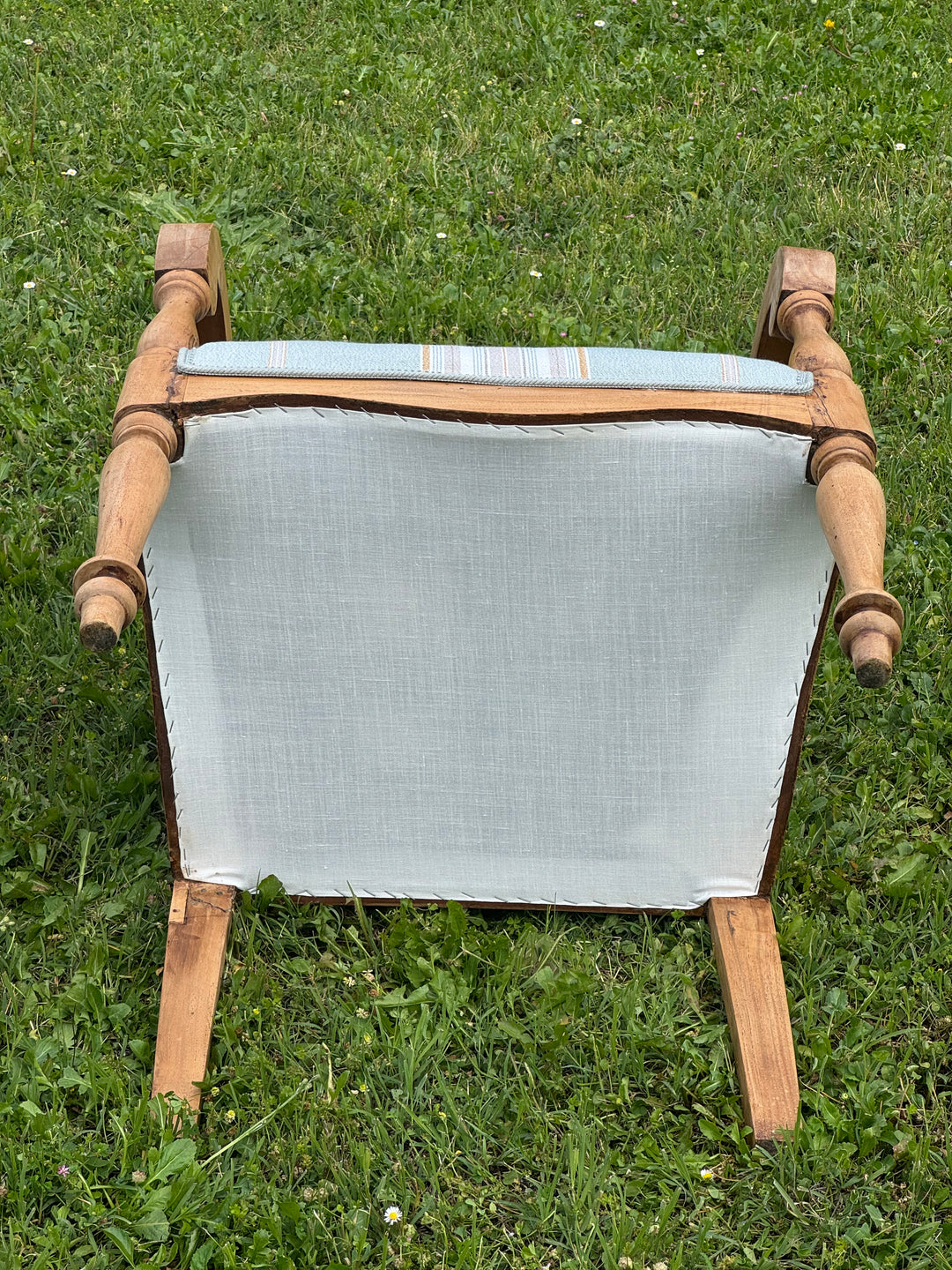 Coppia di poltrone francesi in legno chiaro con rivestimento a righe azzurro e beige