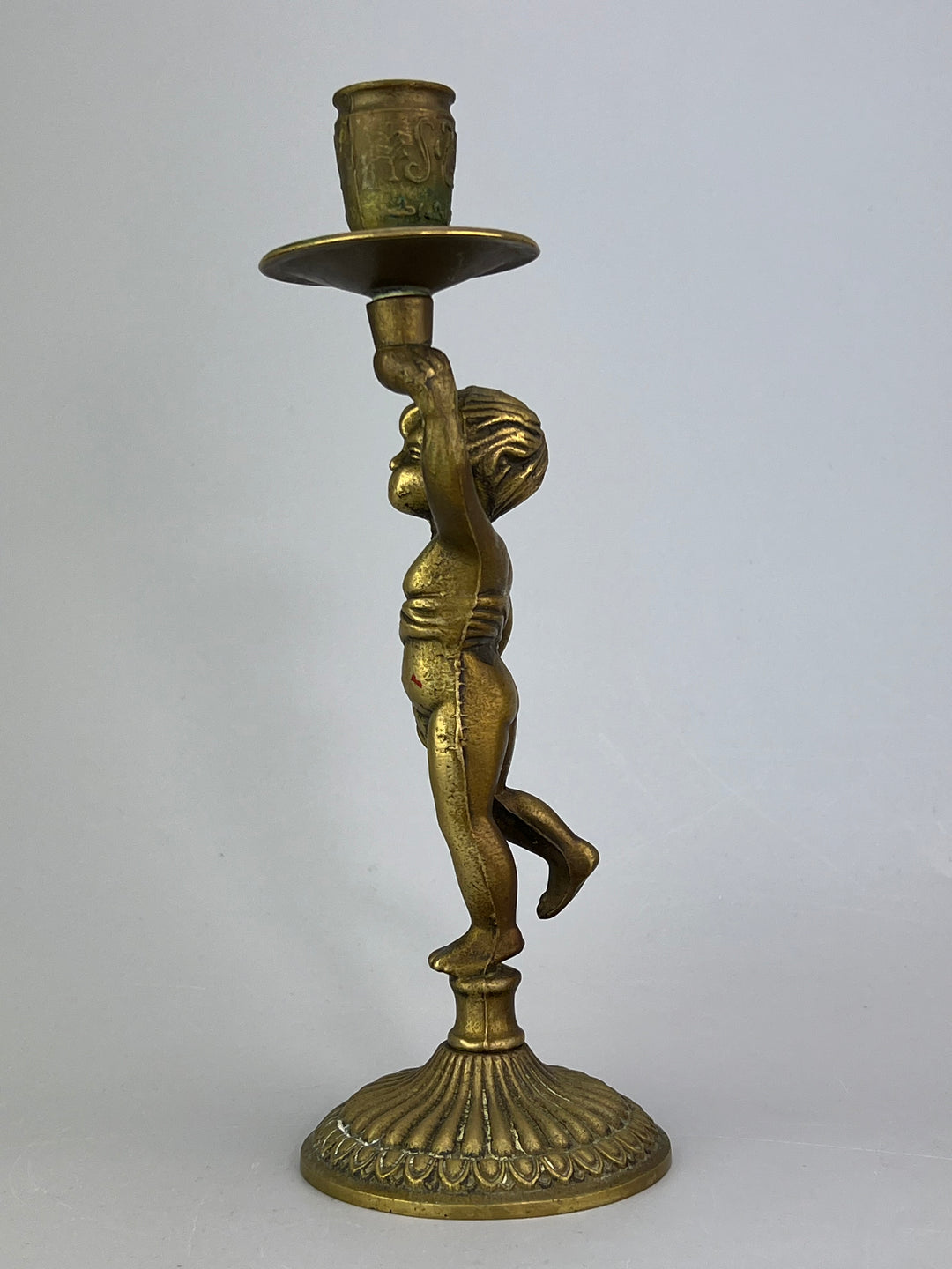 Coppia di putti portacandela in ottone dorato