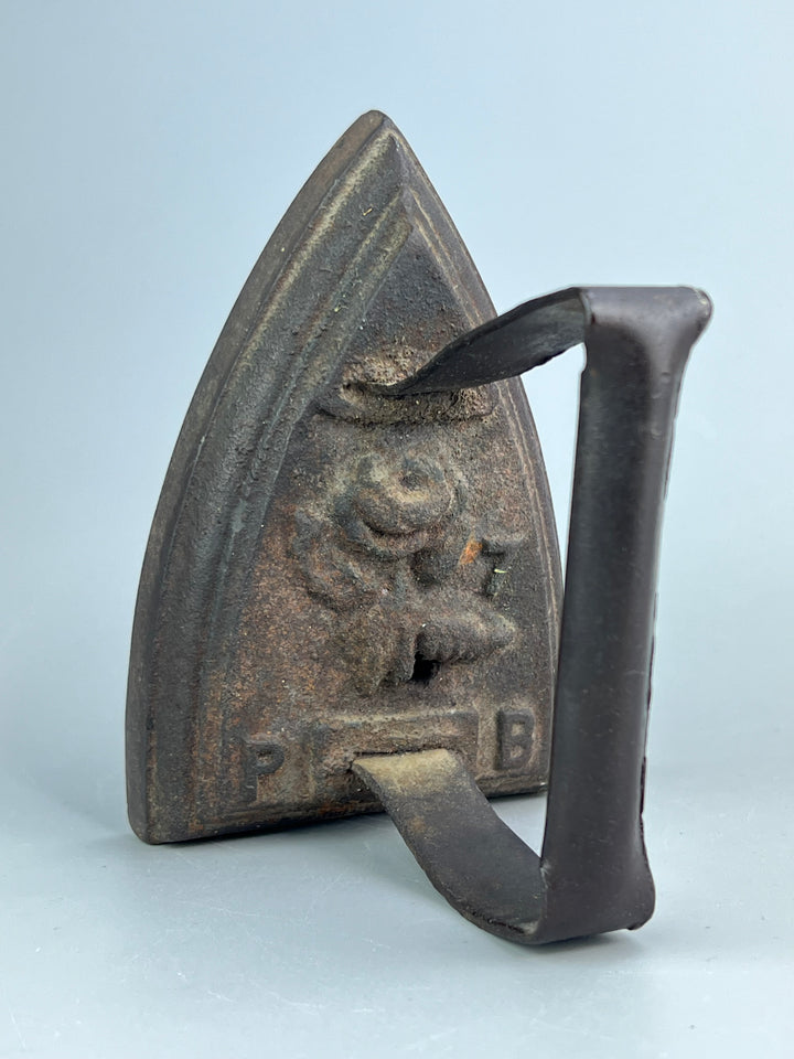 Ferro da stiro antico in ghisa