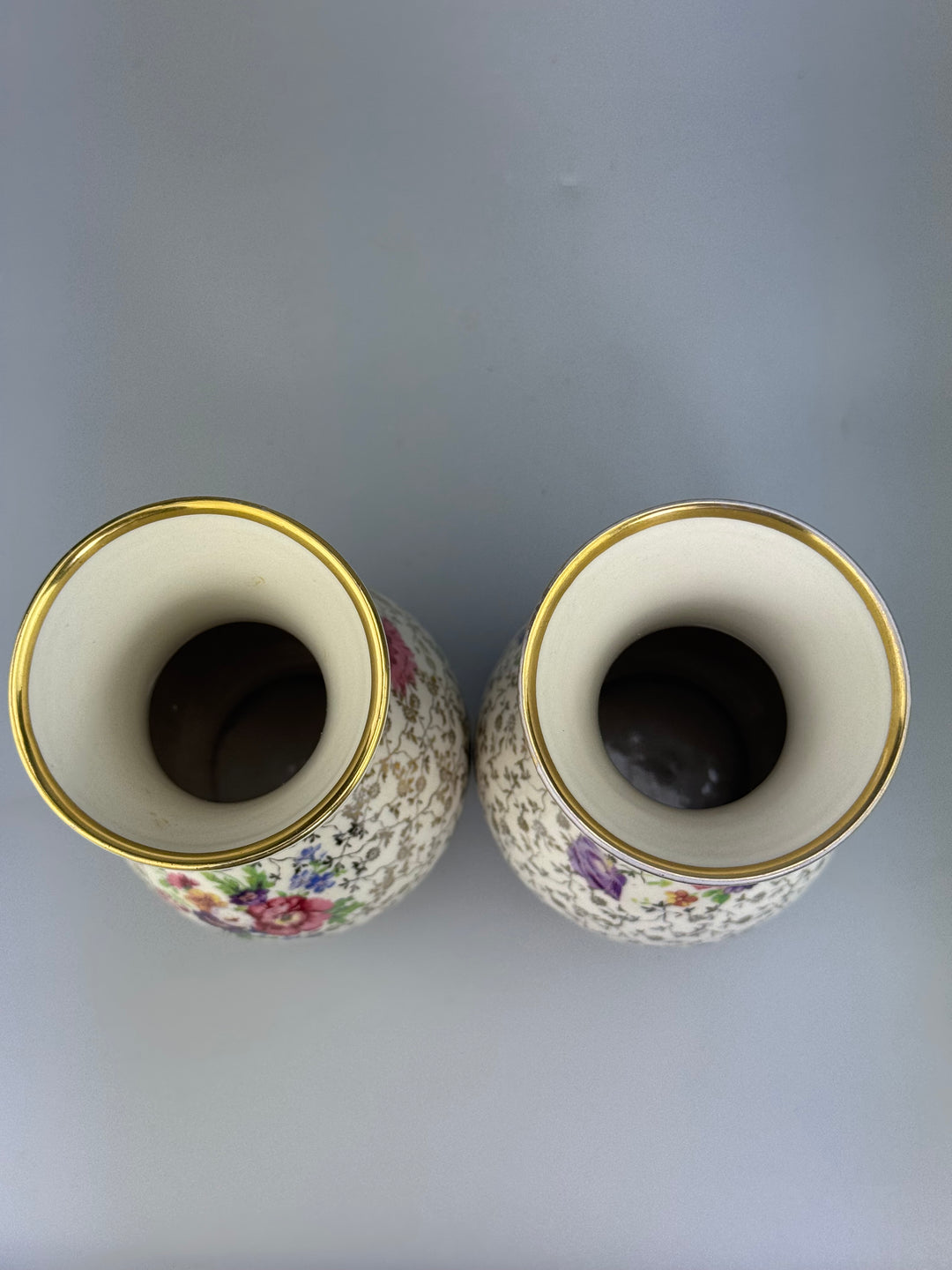 Coppia di vasi in porcellana Bavaria decorata con fiori e bordo dorato