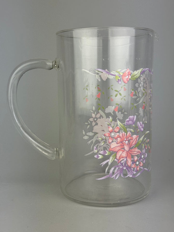 Brocca vintage in vetro trasparente con decorazione floreale rosa e lilla