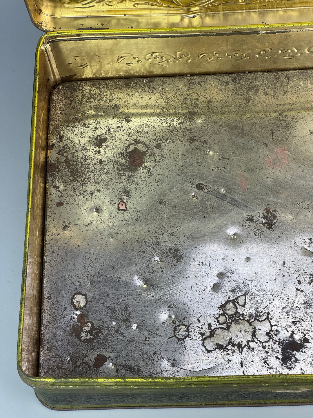 Scatola di latta vintage per torrone Rocco Scutellà e Figlio Bambino con cagnolino