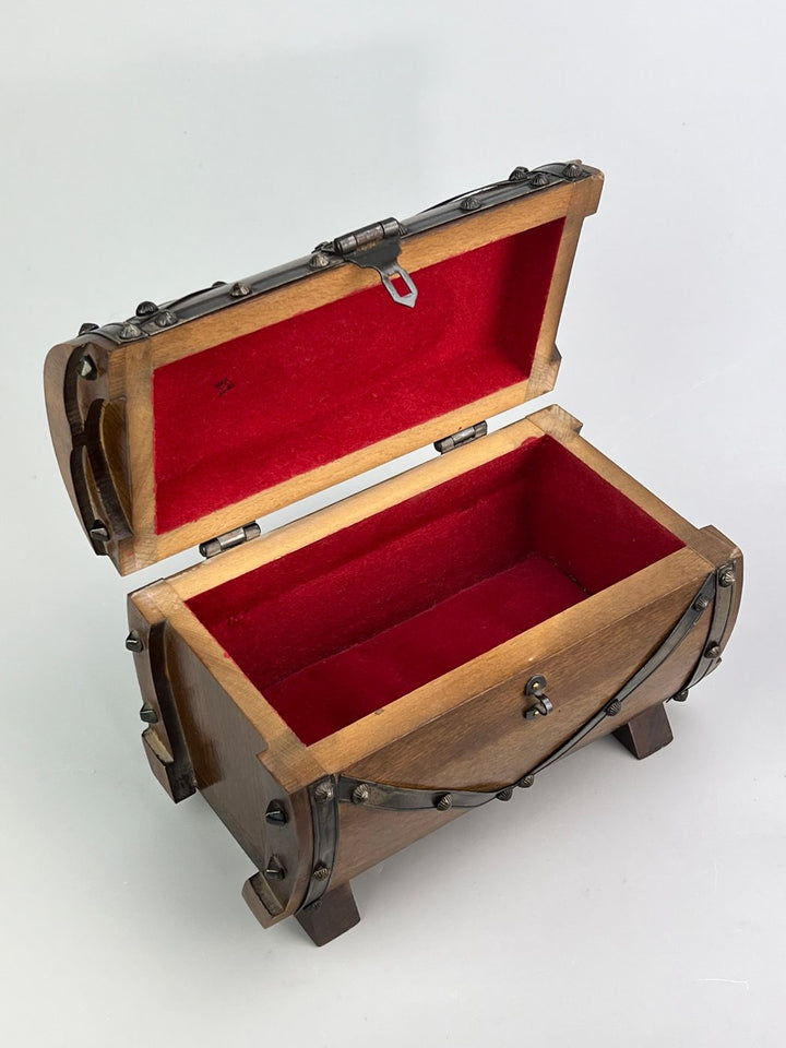 Bauletto vintage in legno e metallo con interno in velluto rosso