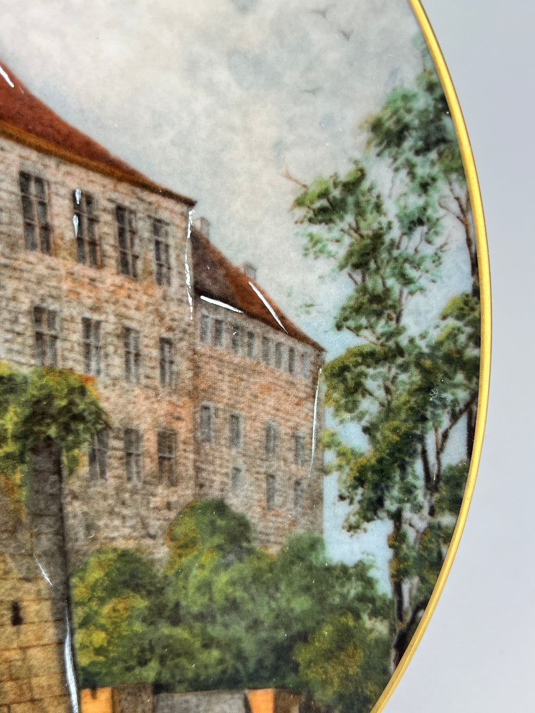 Piatto decorativo in porcellana di Limoges con scena architettonica