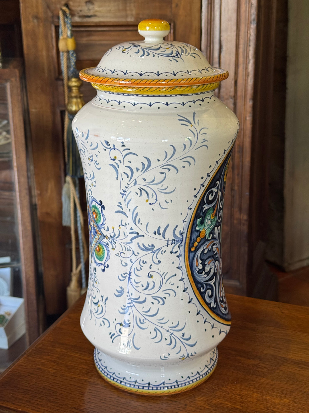 Vaso con coperchio in ceramica Deruta dipinta a mano