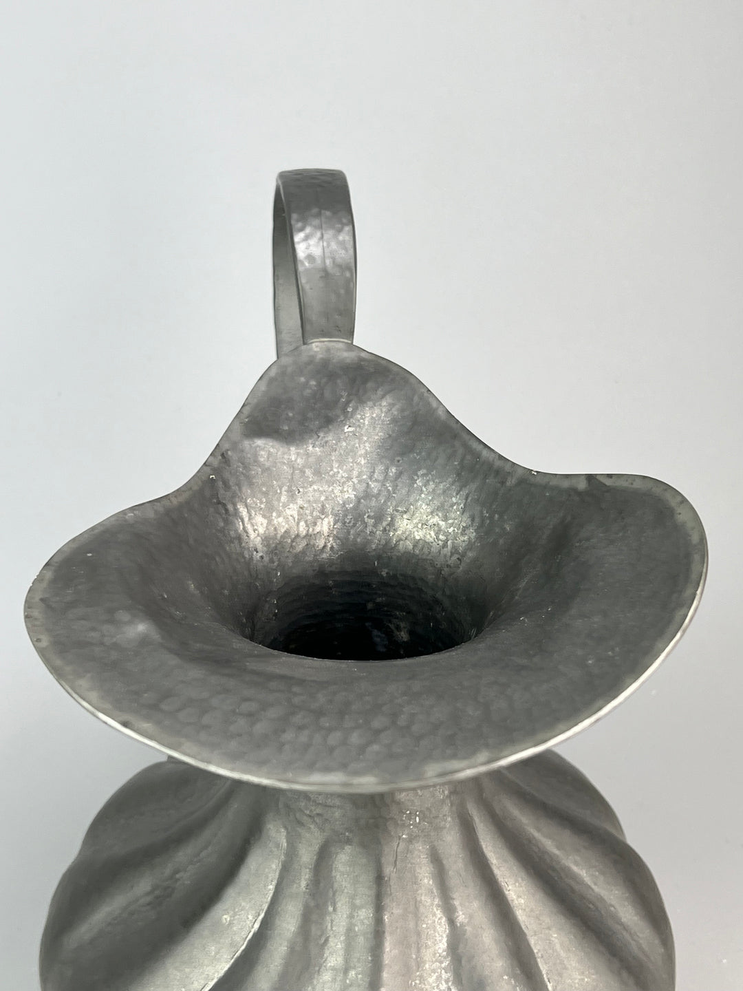 Brocca in peltro martellato a mano stile vintage