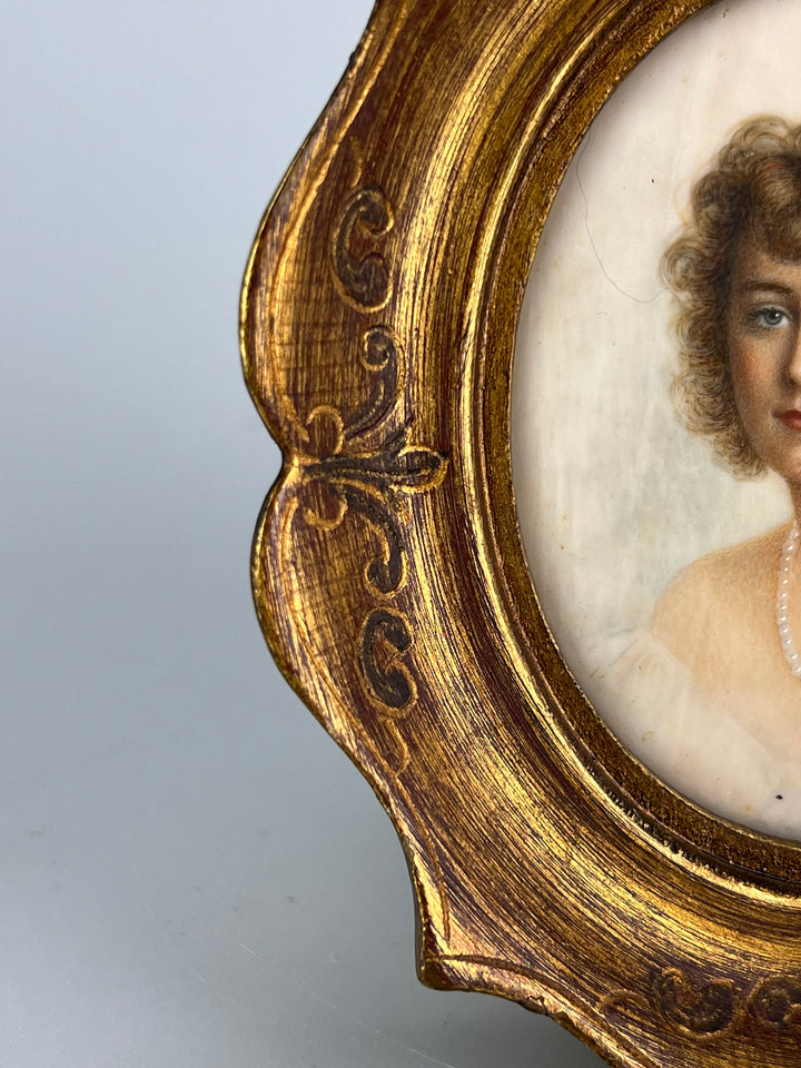 Miniatura Ovale con Cornice Dorata – Ritratto Femminile, Dipinta a Mano