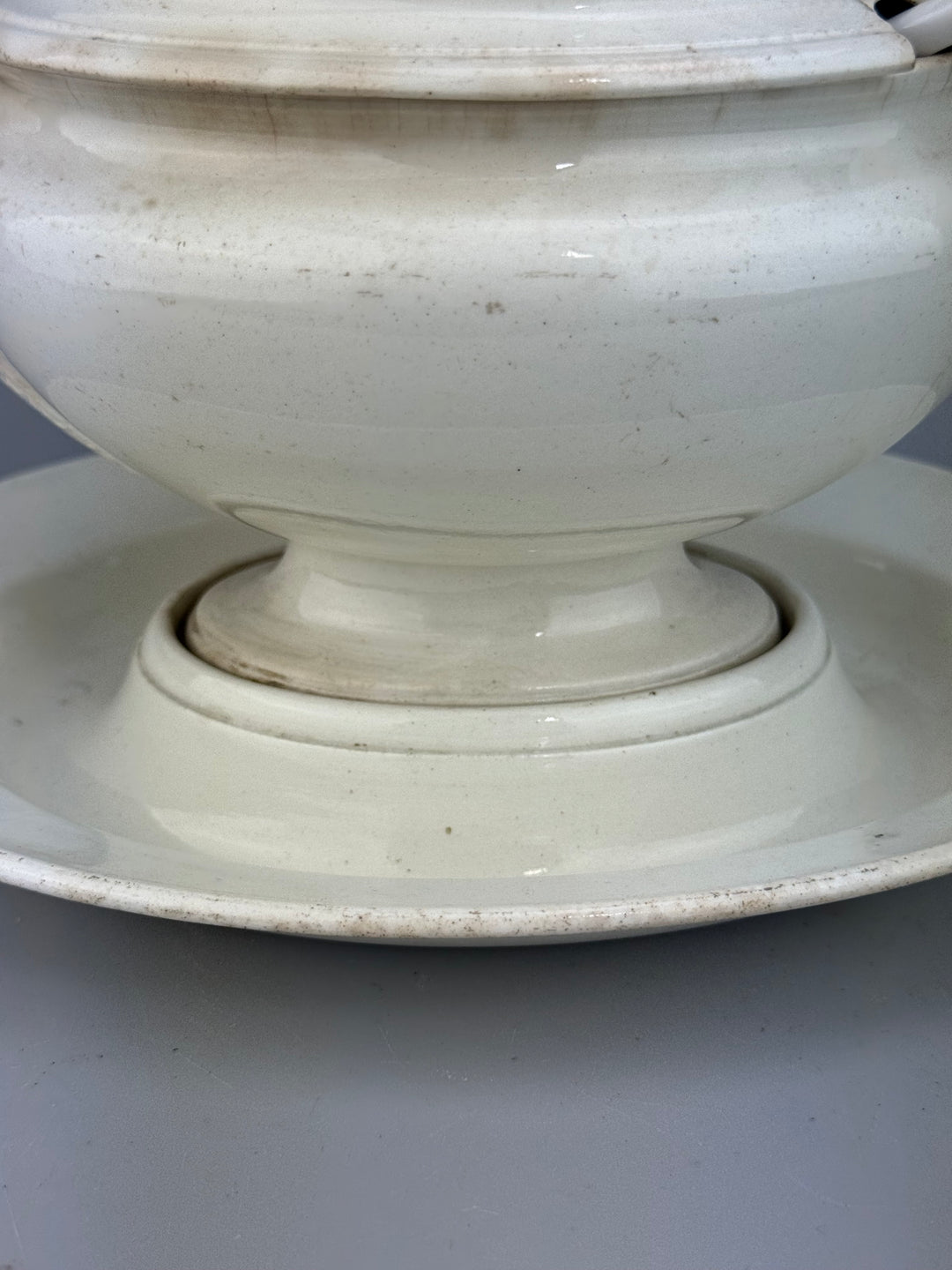 Zuppiera in ceramica Wedgwood bianca con cucchiaio vintage