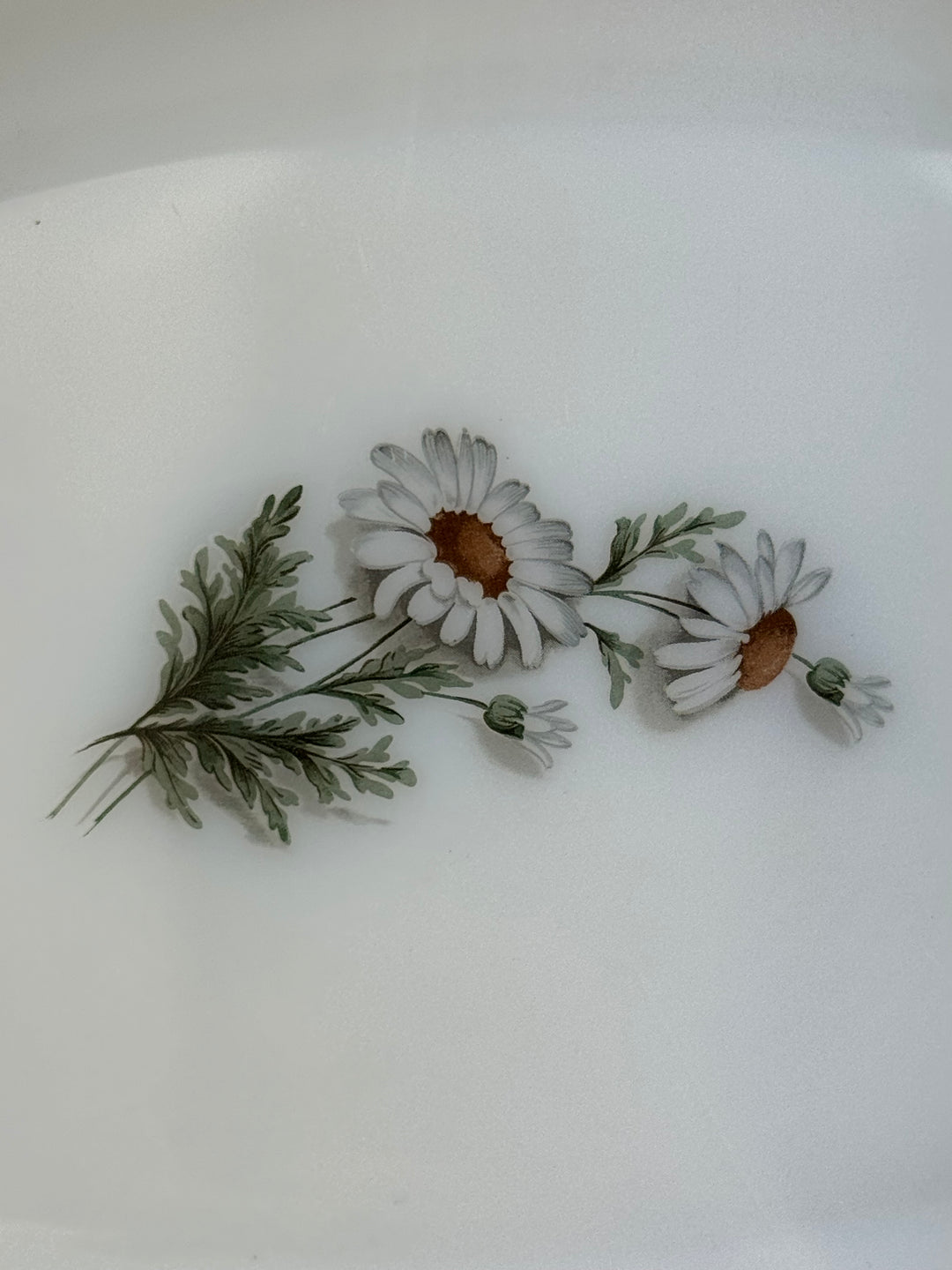 Vassoio Vintage Arcopal France in vetro opalino con decoro margherite