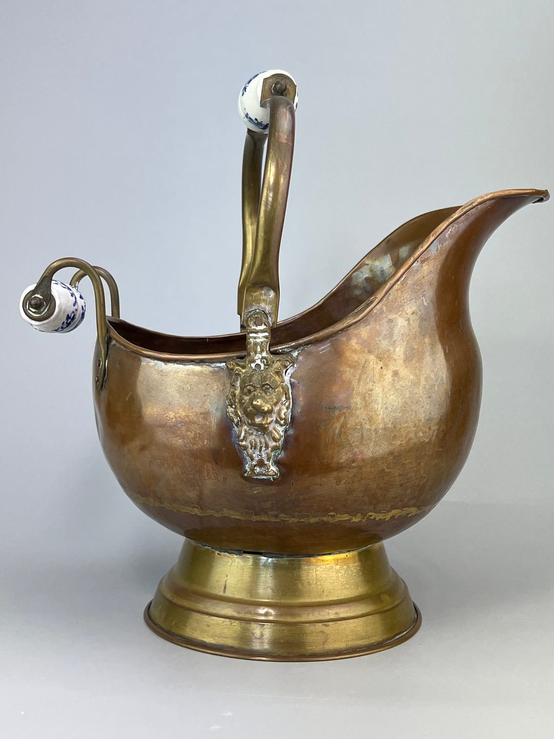 Versatoio in rame per carbone con manici in porcellana decorata