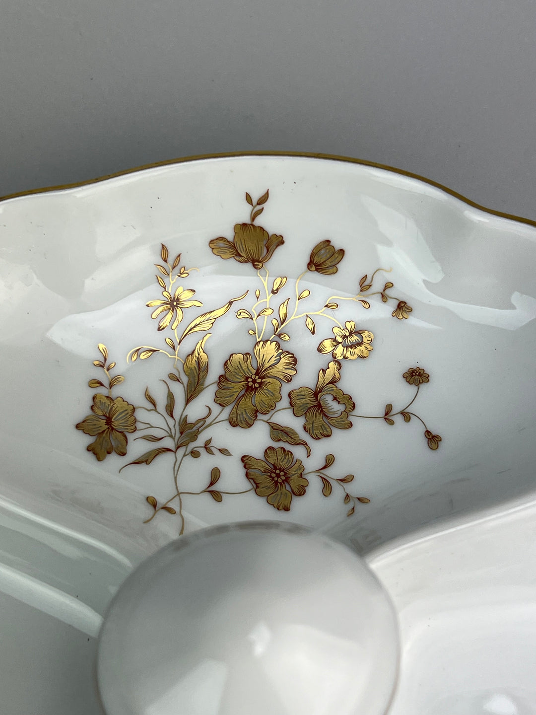 Piatto in porcellana Limoges con decoro dorato