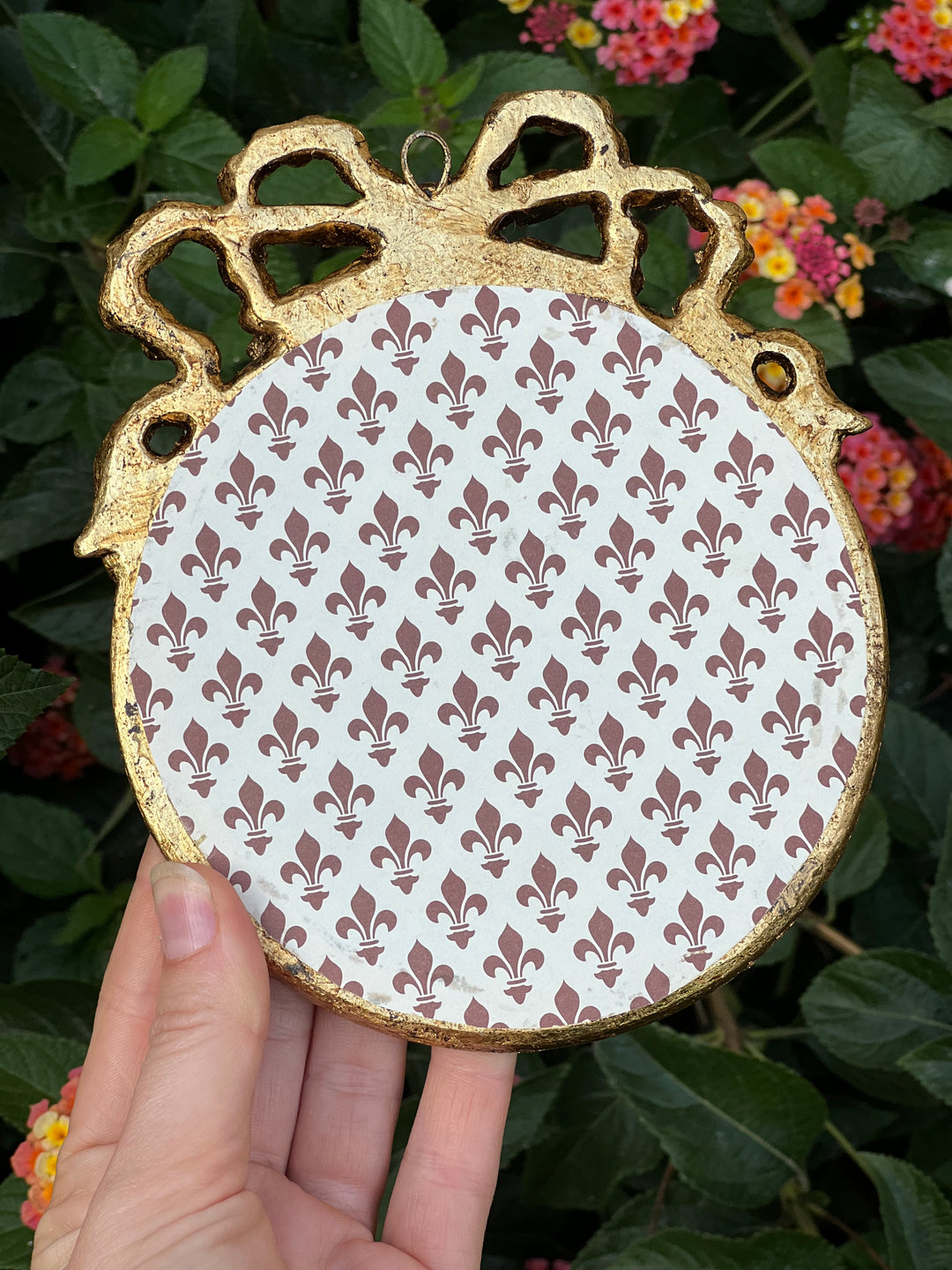 Specchietto dorato dettaglio fiocchetto misure 13x16 cm