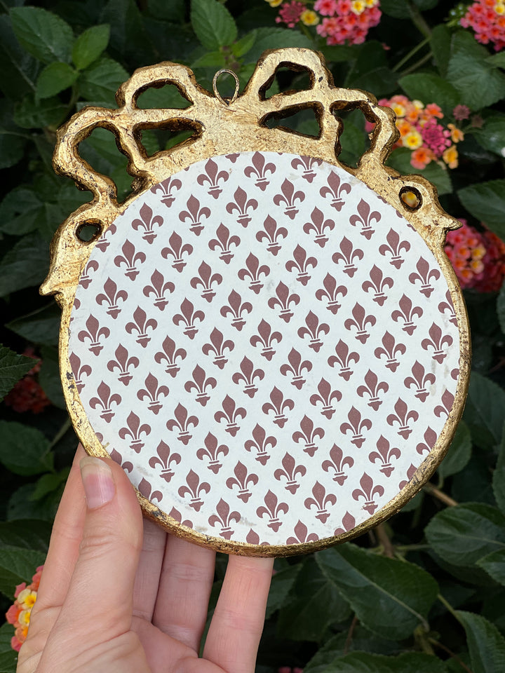 Specchietto dorato dettaglio fiocchetto misure 13x16 cm