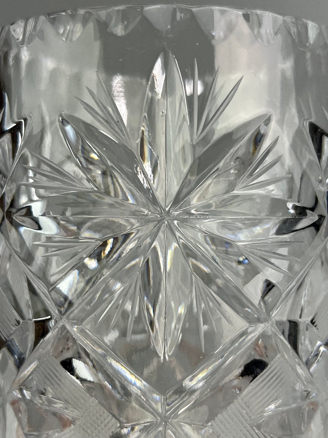 Vaso in cristallo molato con motivo a stelle