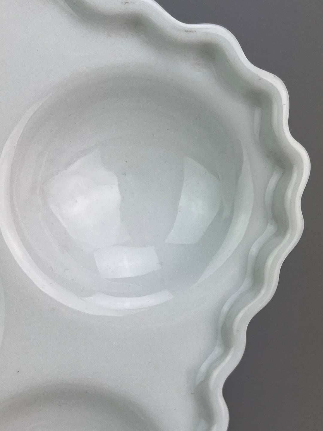 Piatto in porcellana bianca portalumache