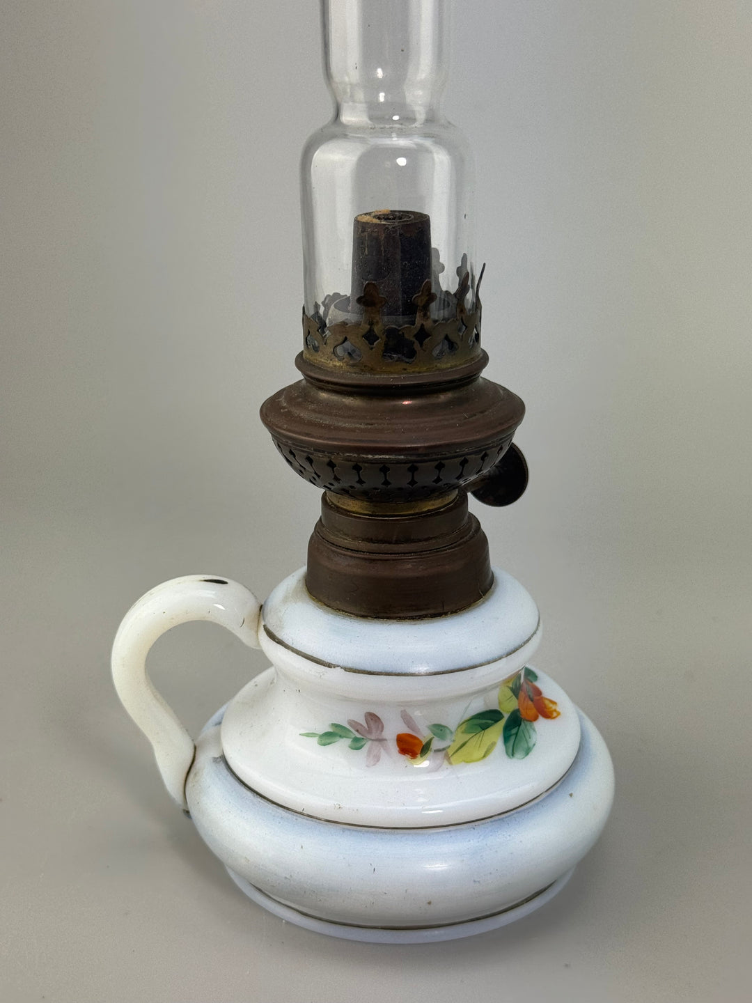 Lampada ad olio in vetro opalino decorato