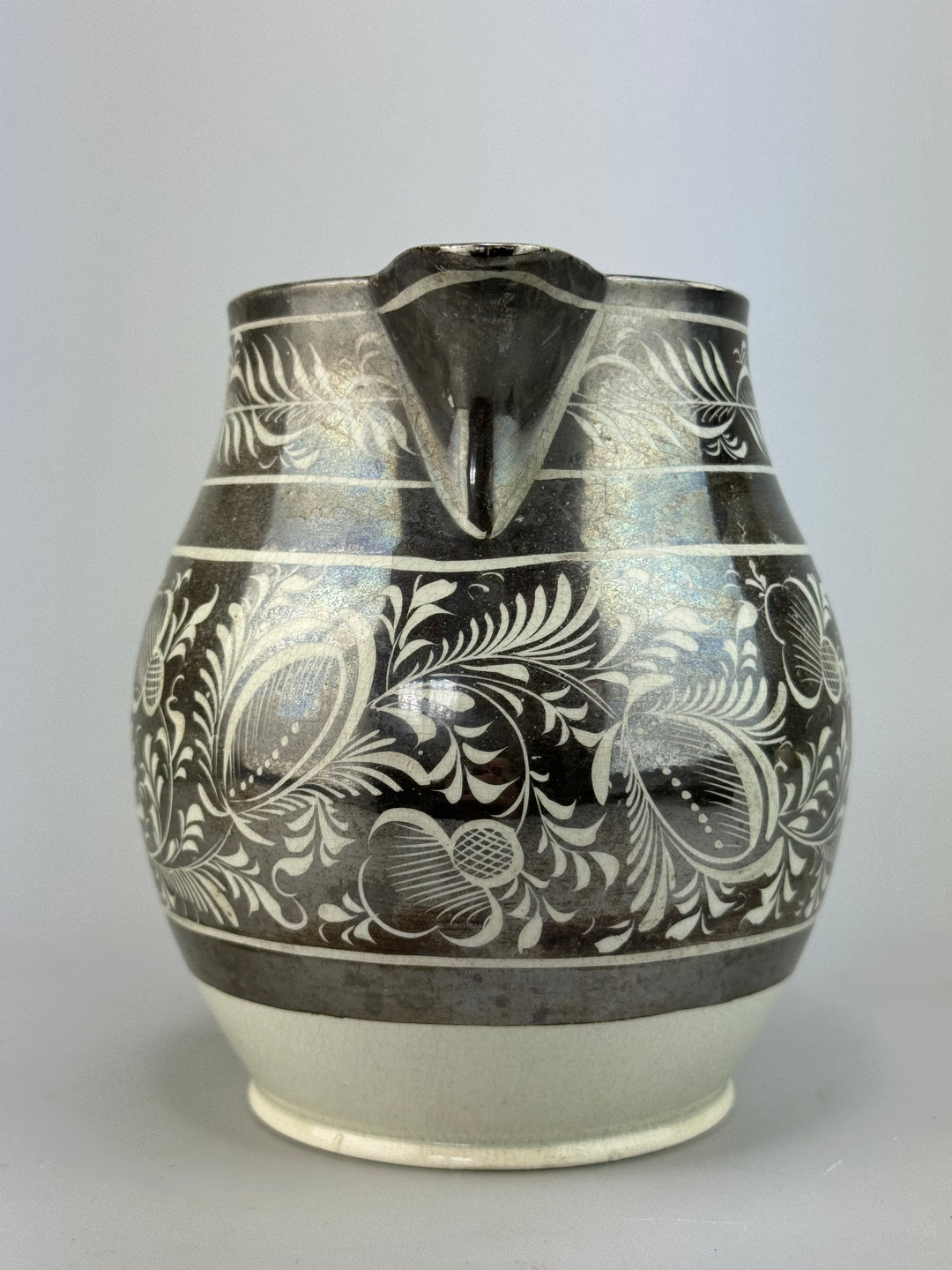 Brocca in ceramica con decoro argentato floreale