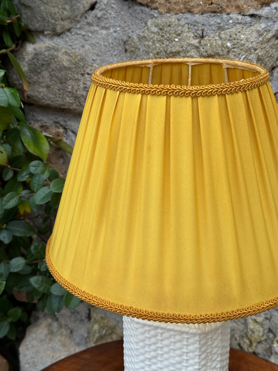 Lampada da tavolo vintage in ceramica bianca effetto intrecciato con paralume plissettato