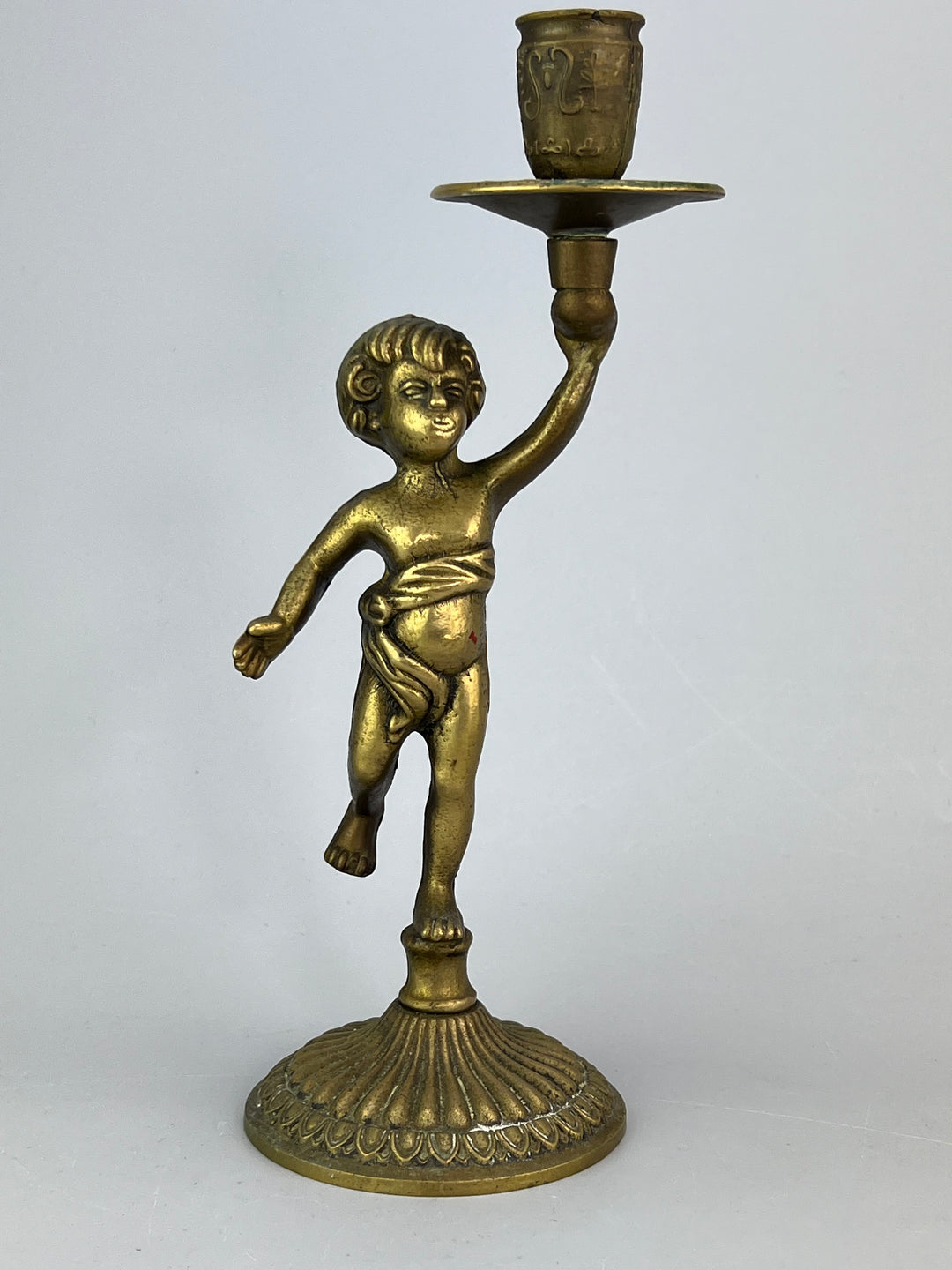 Coppia di putti portacandela in ottone dorato