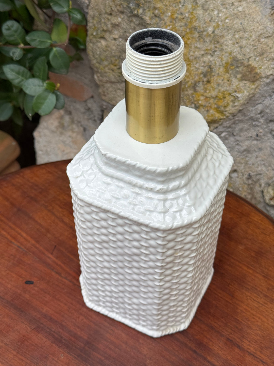 Lampada da tavolo vintage in ceramica bianca effetto intrecciato con paralume plissettato