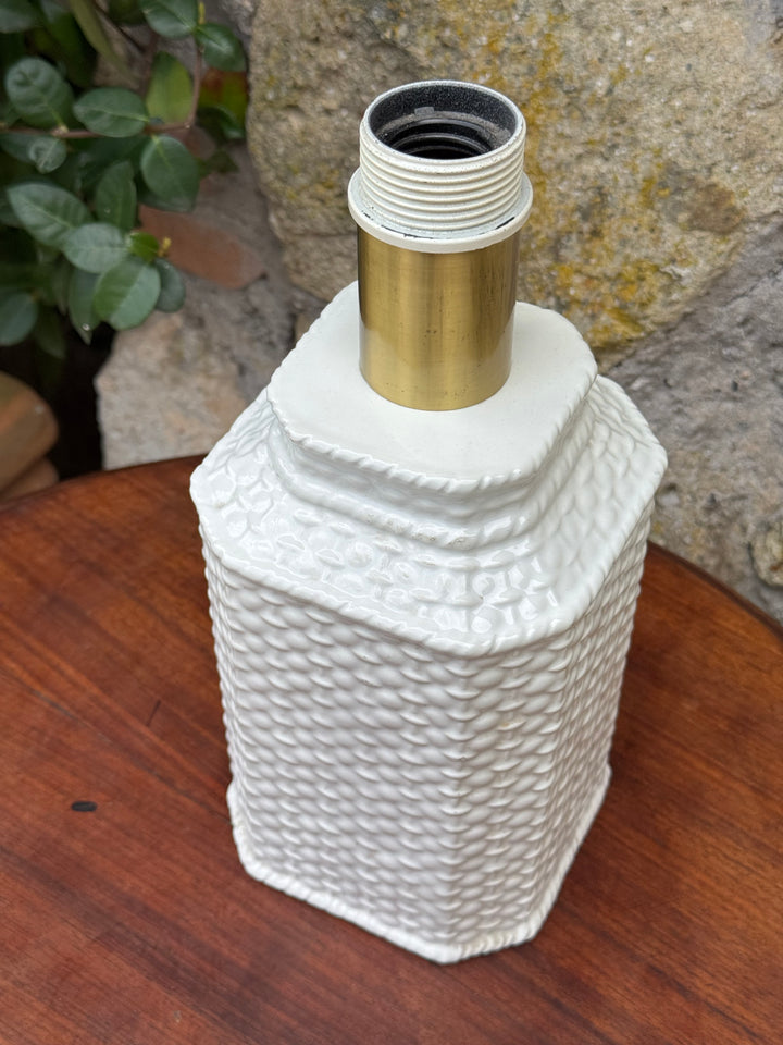 Lampada da tavolo vintage in ceramica bianca effetto intrecciato con paralume plissettato