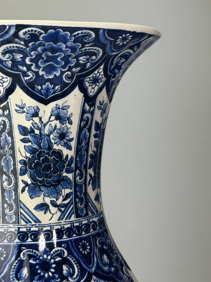 Vaso decorativo in ceramica bianca e blu stile delft