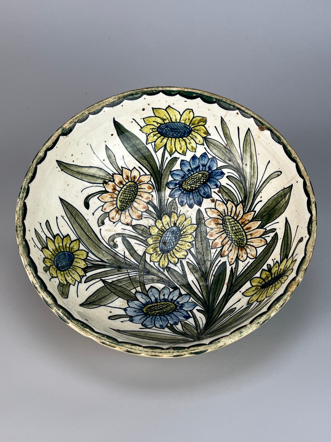 Centrotavola ceramica decoro floreale dipinto