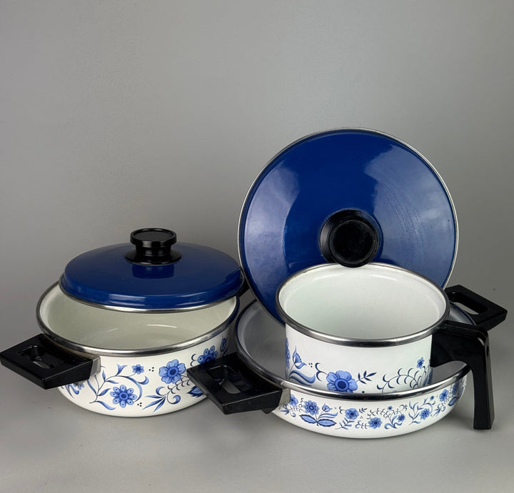 Set pentole vintage smaltate bianche e blu con decorazione floreale