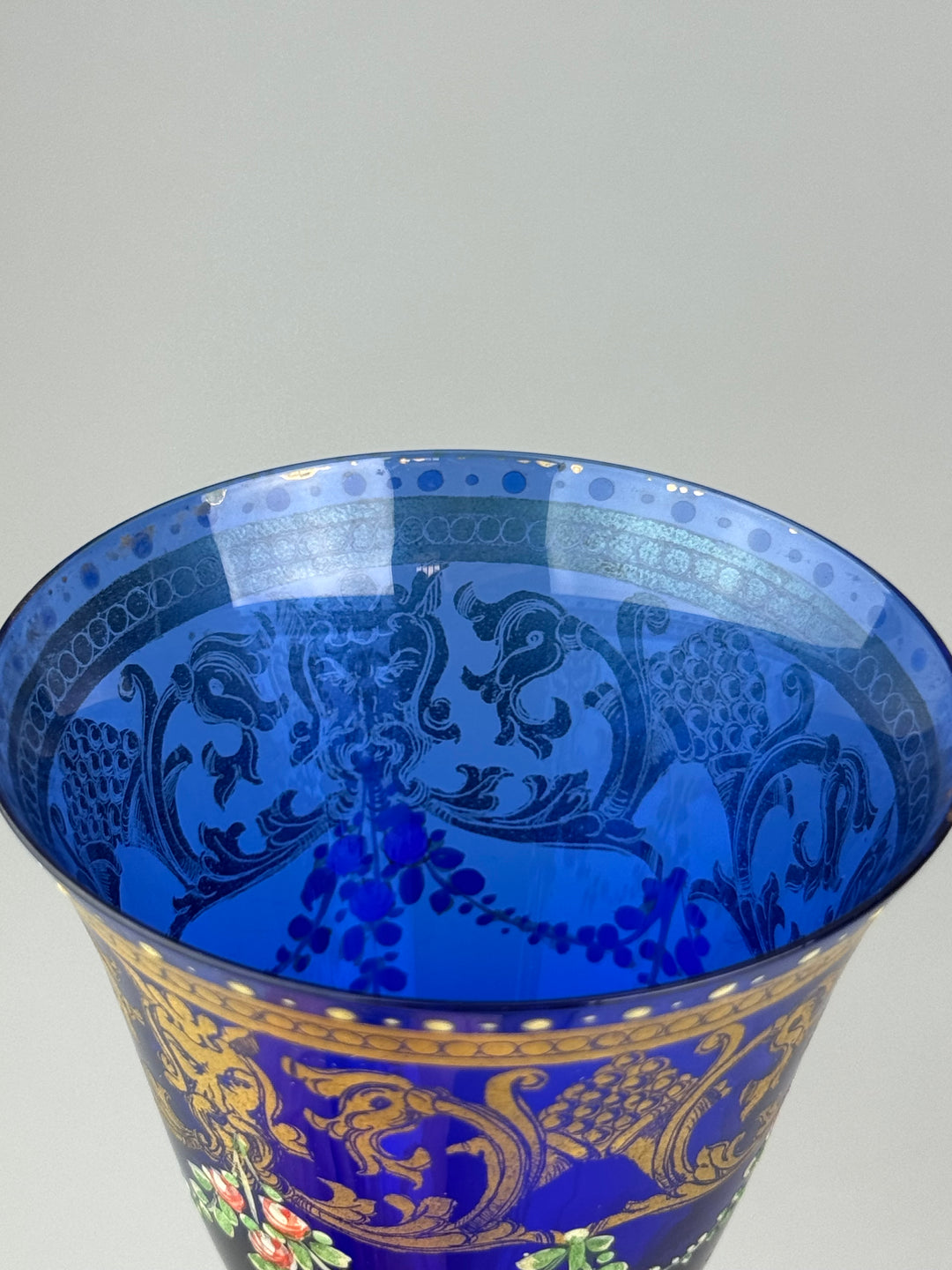 Coppia di calici vintage in vetro blu cobalto con decori dorati e floreali