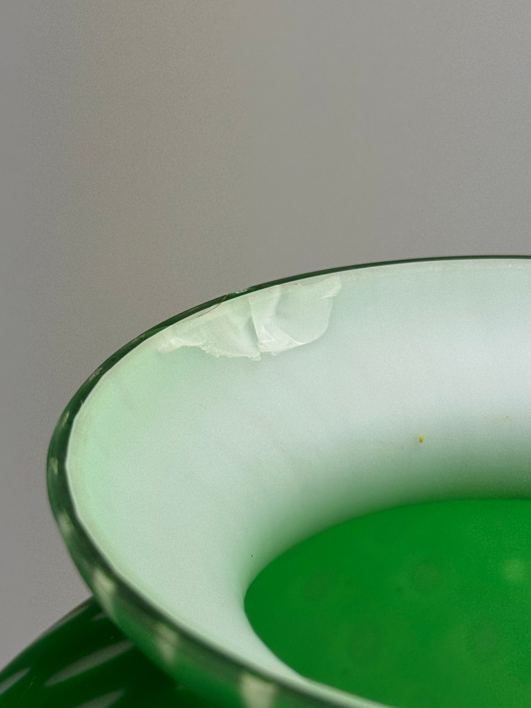 Vaso in vetro di Murano verde smeraldo a pois bianchi soffiato a mano anni ’70