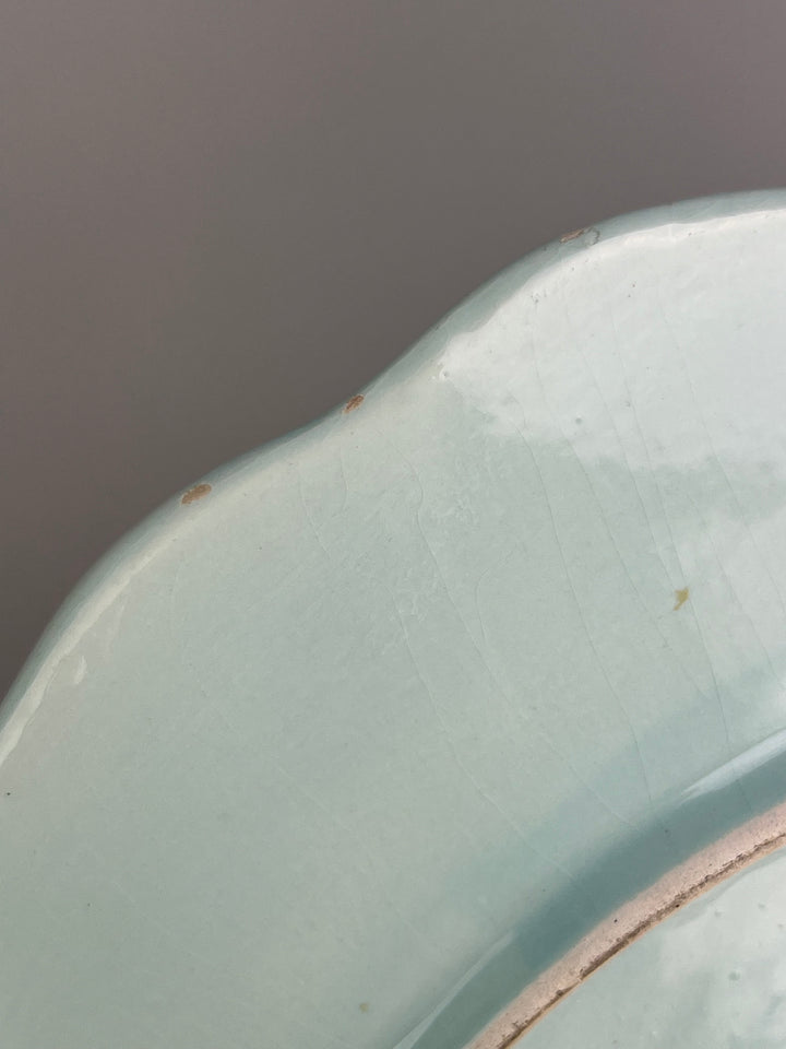 Piatto decorativo in ceramica azzurra con fragole in rilievo