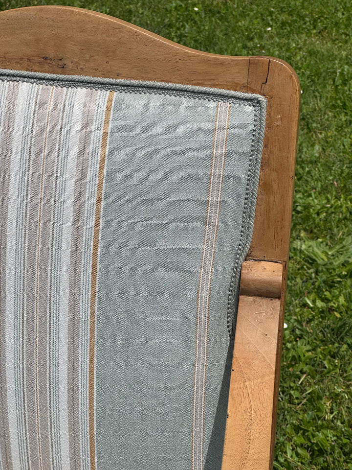Coppia di poltrone francesi in legno chiaro con rivestimento a righe azzurro e beige