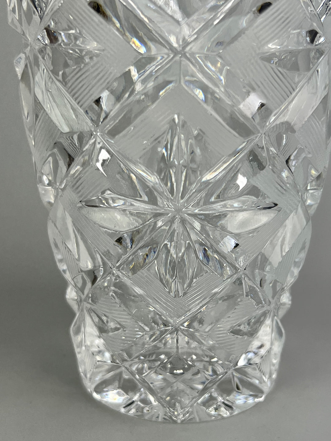 Vaso in cristallo molato con motivo a stelle