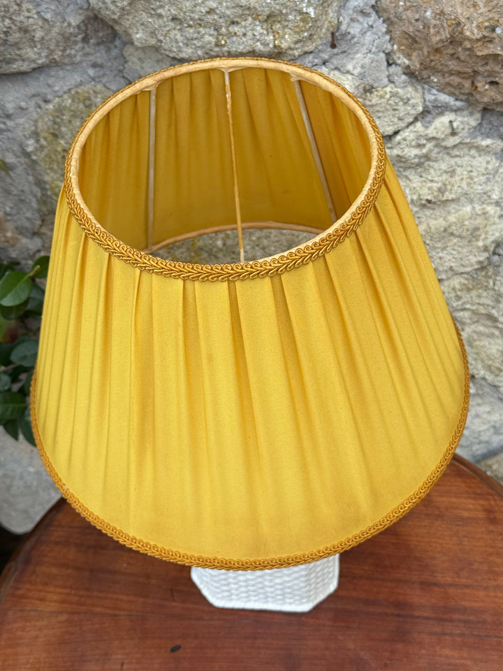 Lampada da tavolo vintage in ceramica bianca effetto intrecciato con paralume plissettato
