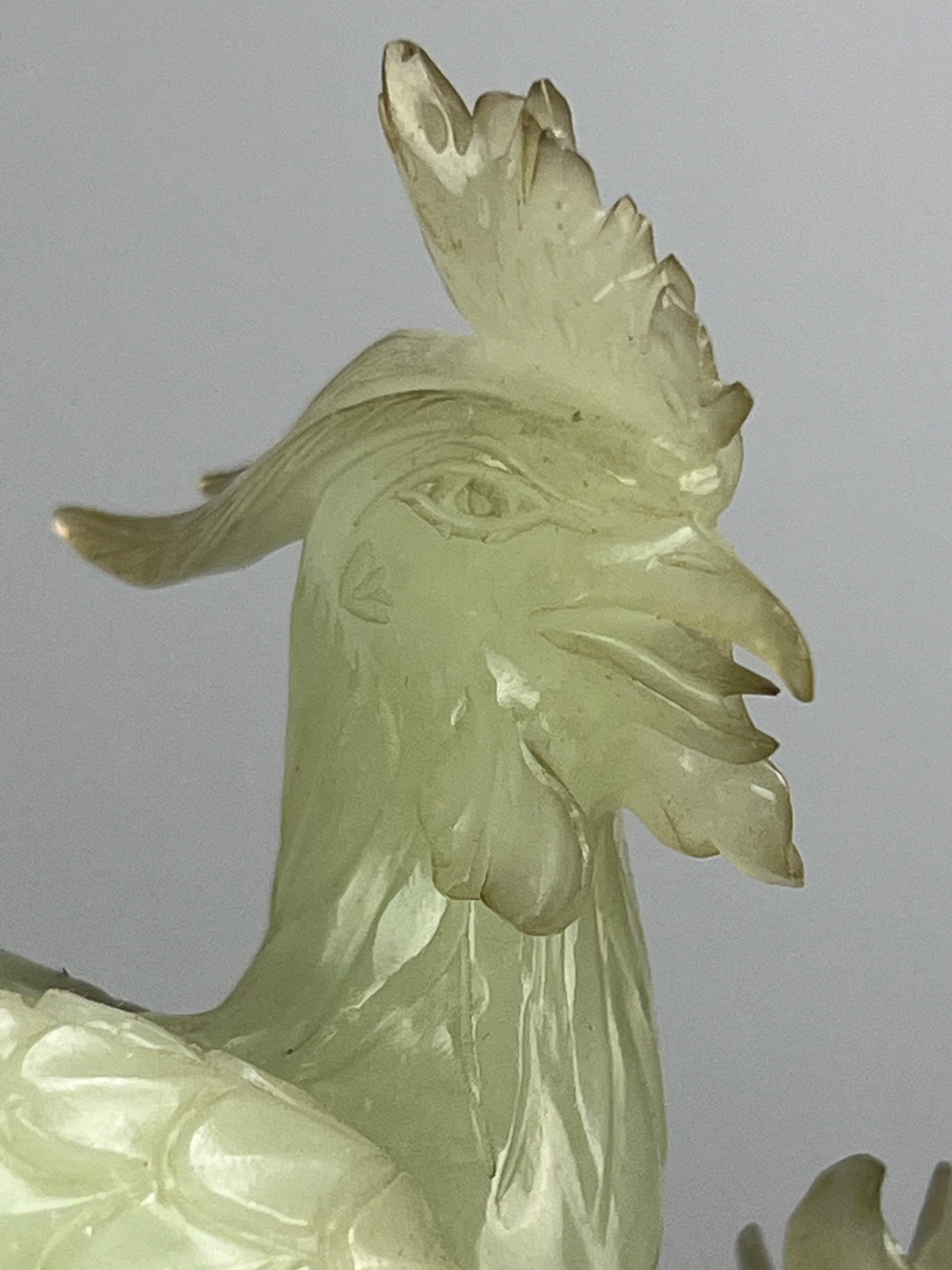 Scultura orientale in giada, Fenice su base in legno intagliato