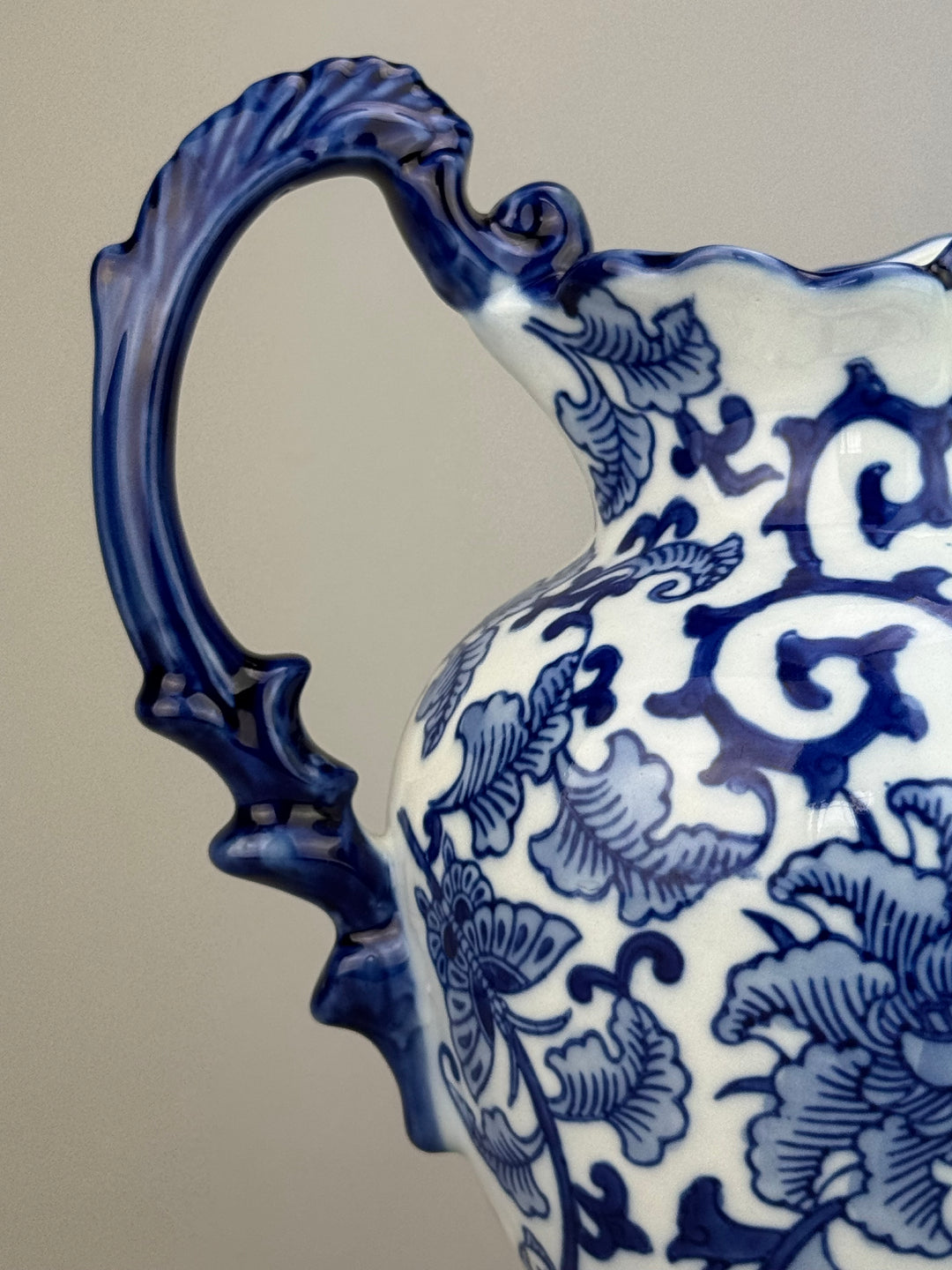 Brocca vintage in ceramica bianca e blu con decoro floreale
