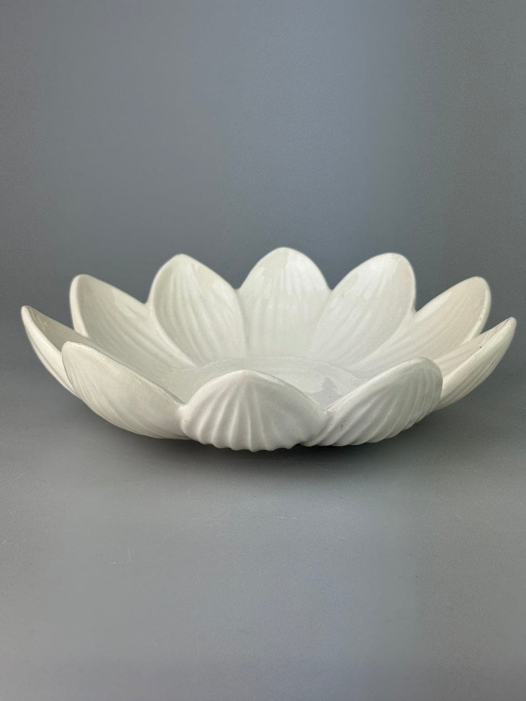 Piattino svuotatasche vintage a forma di fiore in porcellana bianca Made in Italy