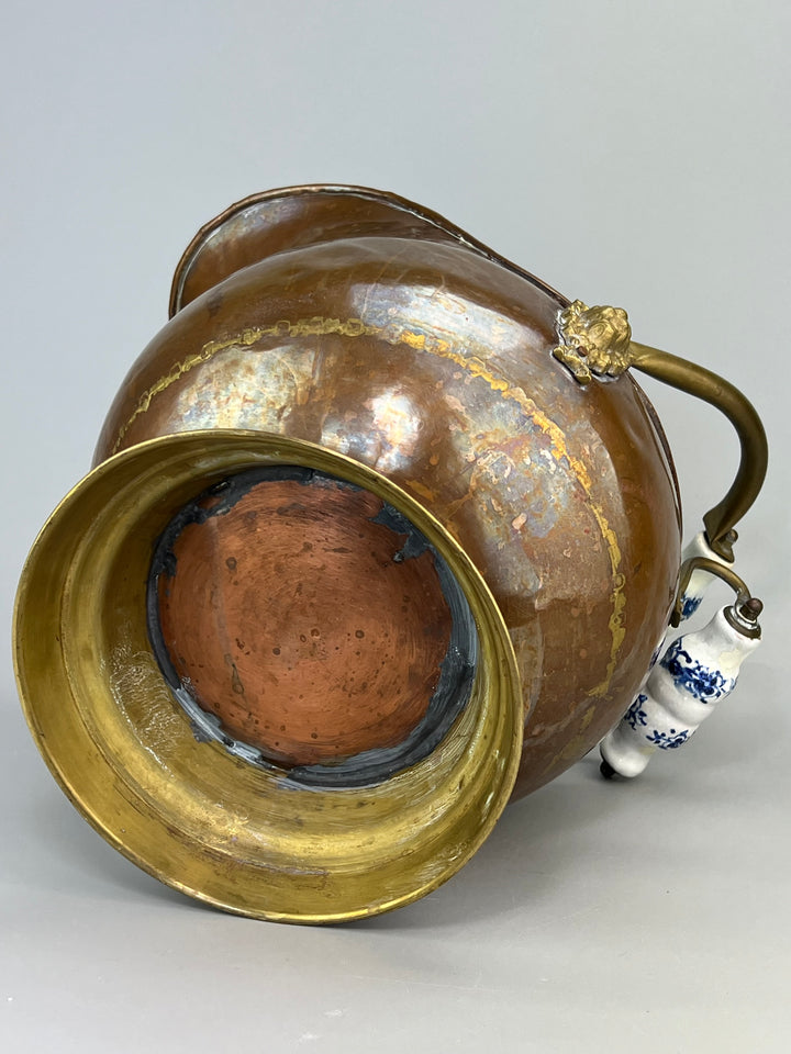 Versatoio in rame per carbone con manici in porcellana decorata