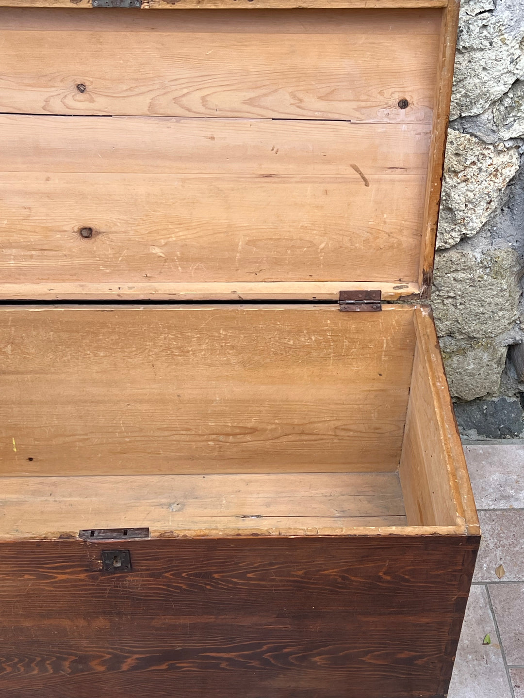 Baule antico in legno massello con maniglie laterali Italia, inizio ‘900
