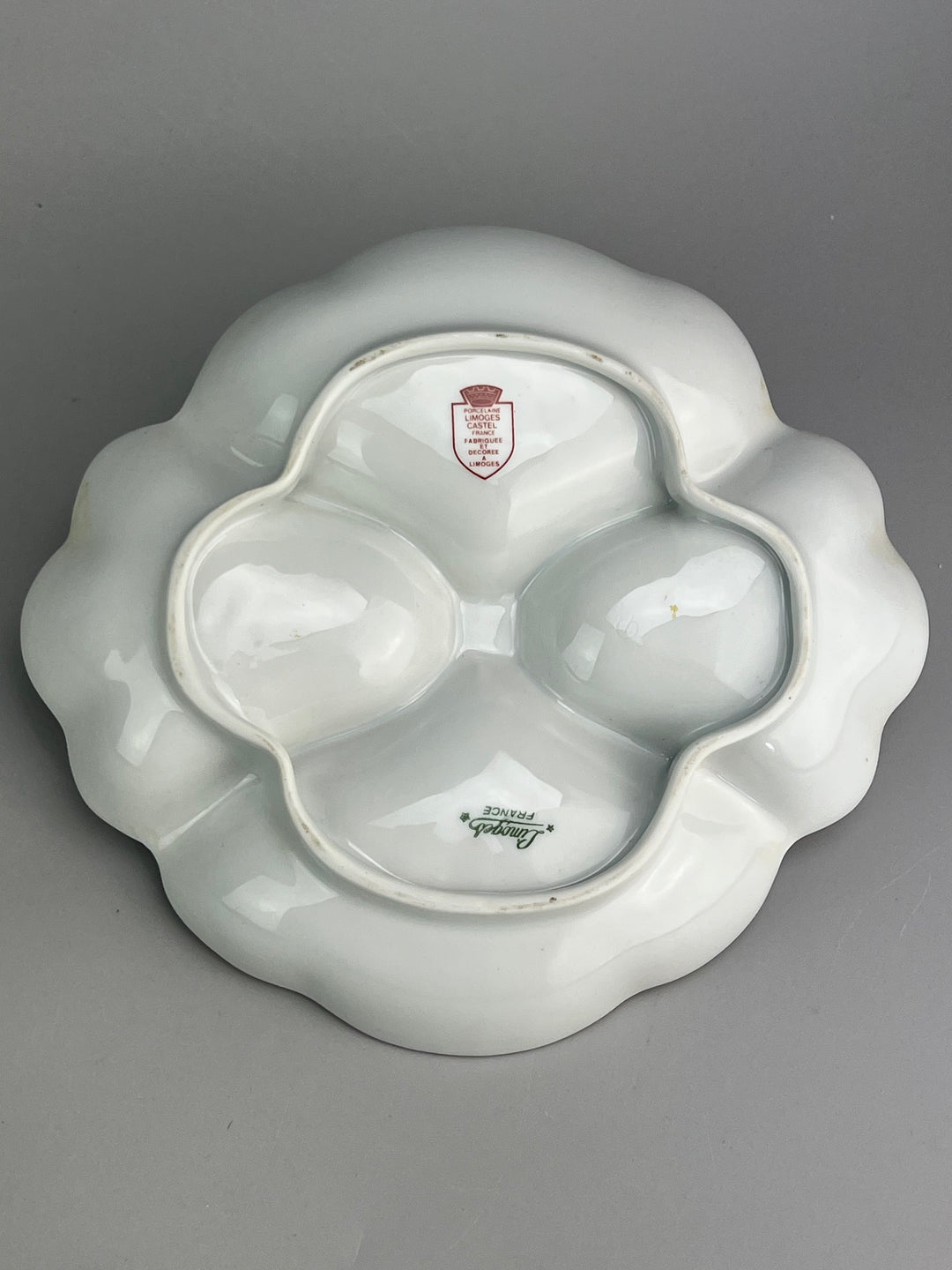 Piatto in porcellana Limoges con decoro dorato