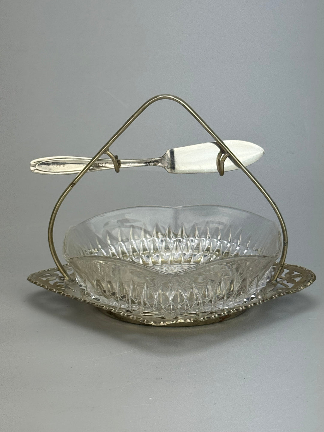 Burriera inglese vintage in vetro e silverplate con coltello
