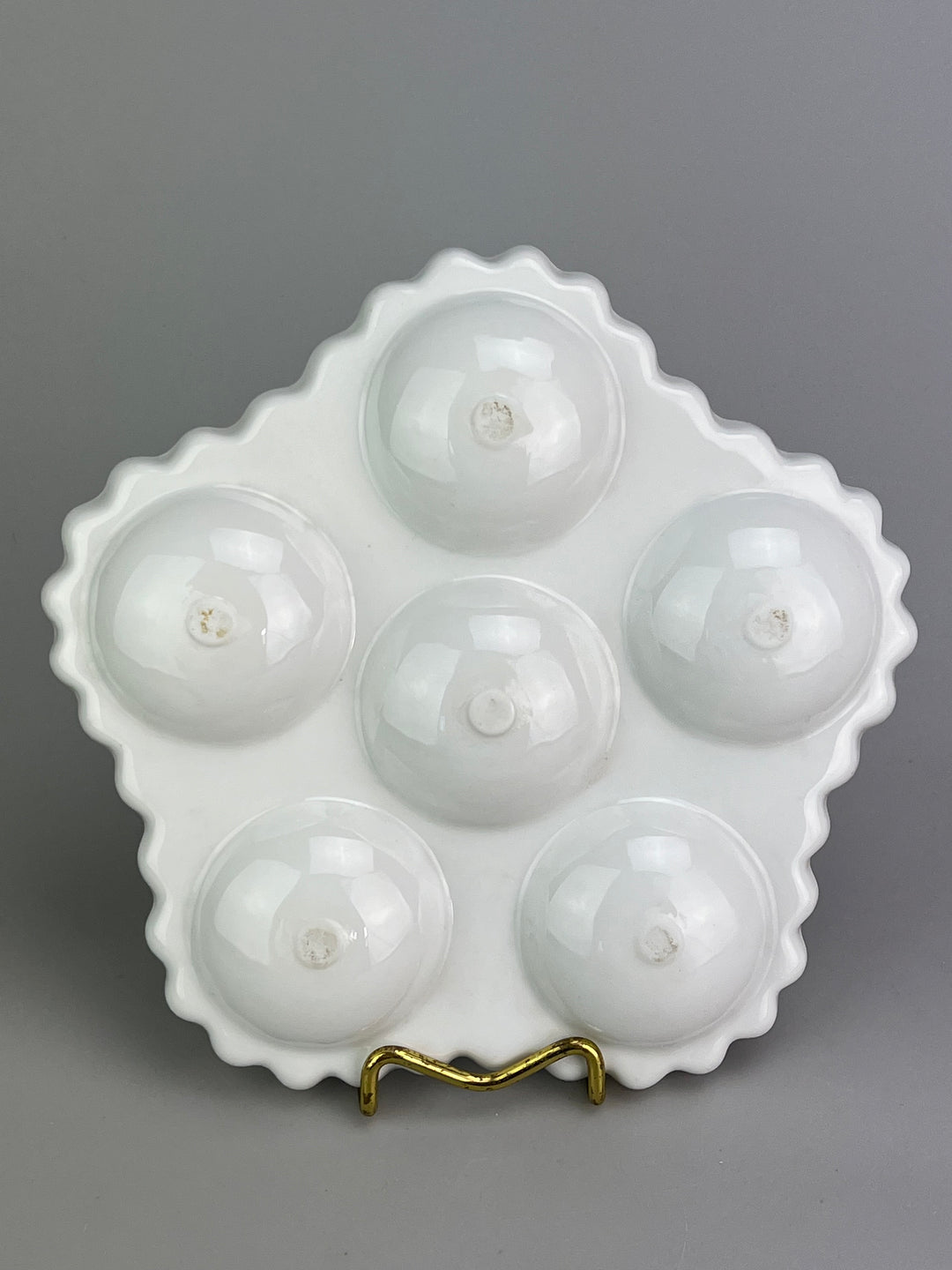 Piatto in porcellana bianca portalumache